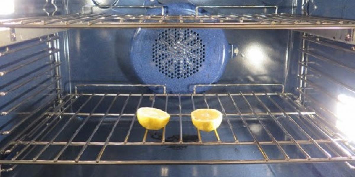 Smart trick: Derfor skal du lægge to halve citroner ind i ovnen