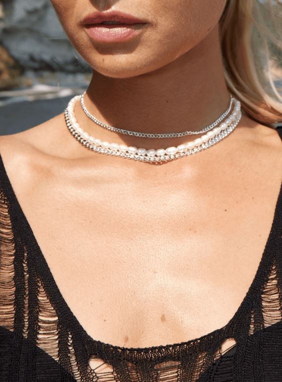Giv dit outfit et elegant twist – bær en halskæde med perle