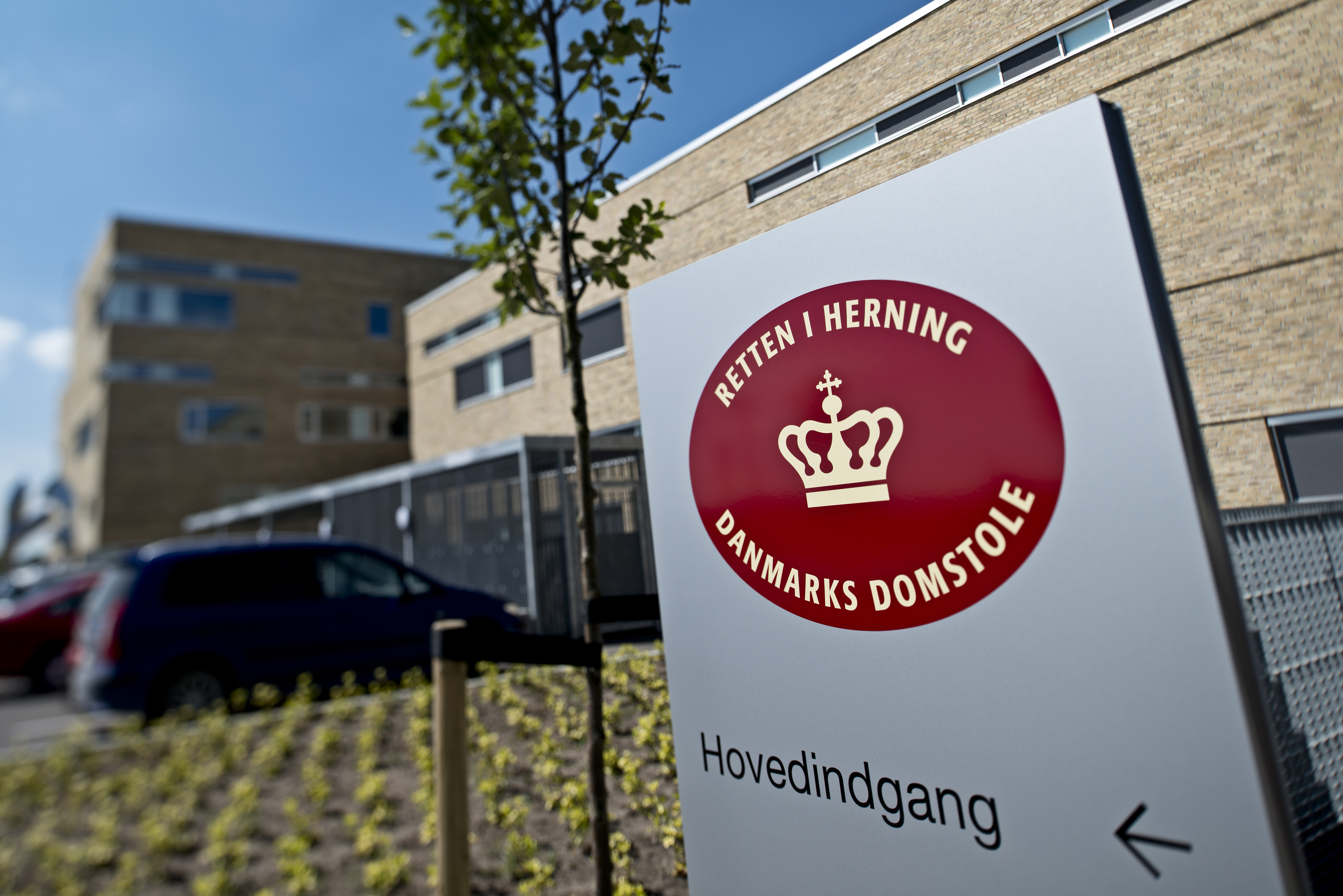 Mor tiltalt for at tappe blod fra sin knap et år gamle søn