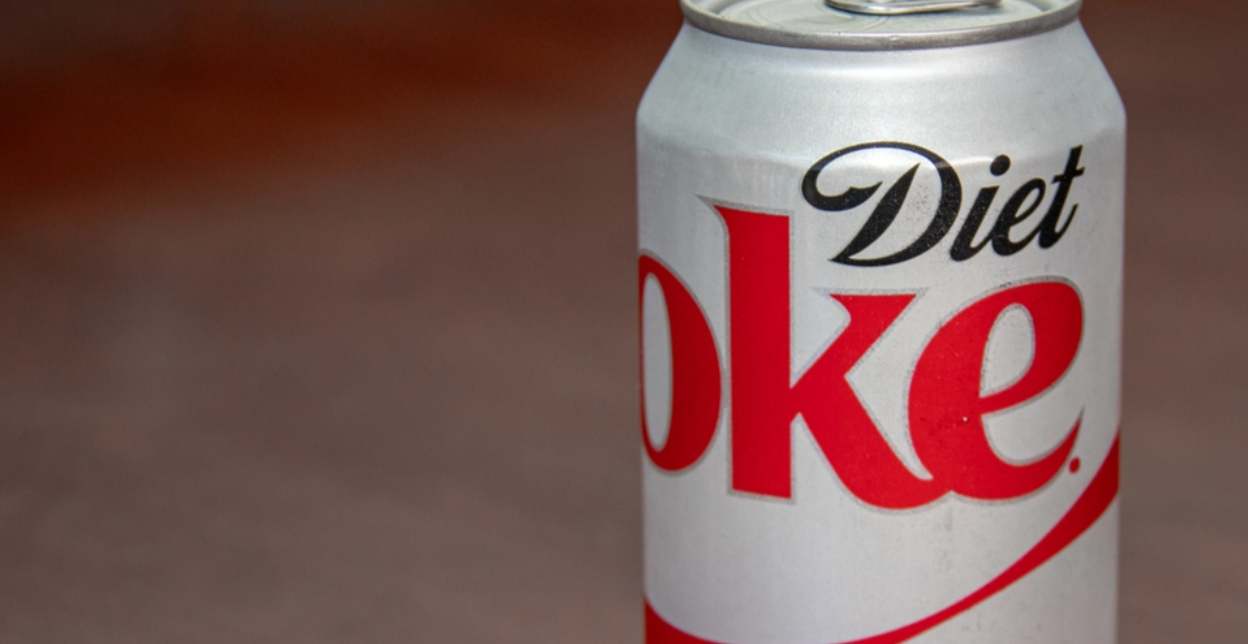 Stewardesse afslører: Derfor skal du ikke bestille en Cola Light når du flyver