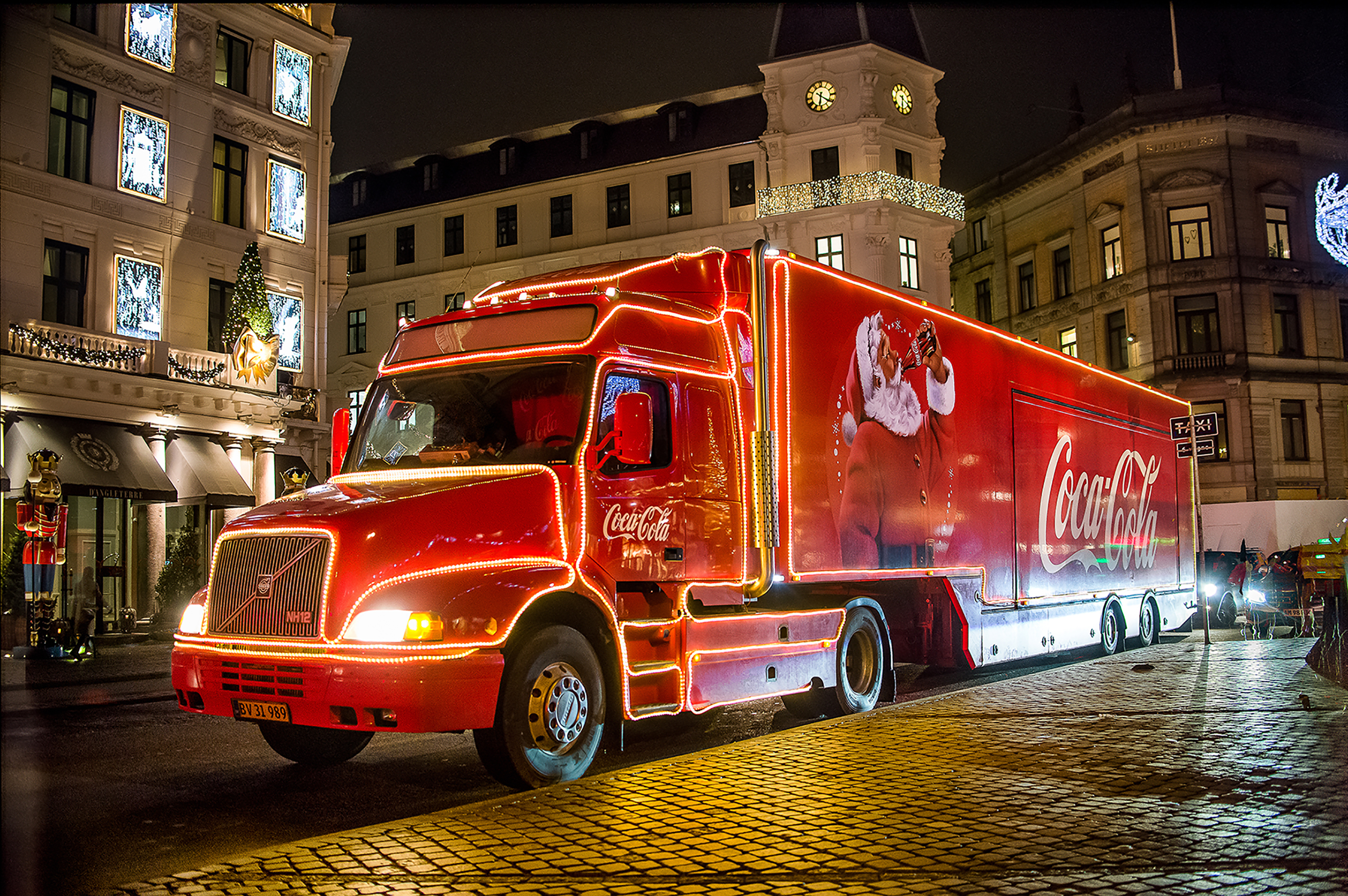 Nu kører Coca Cola-julelastbilen rundt til danske byer