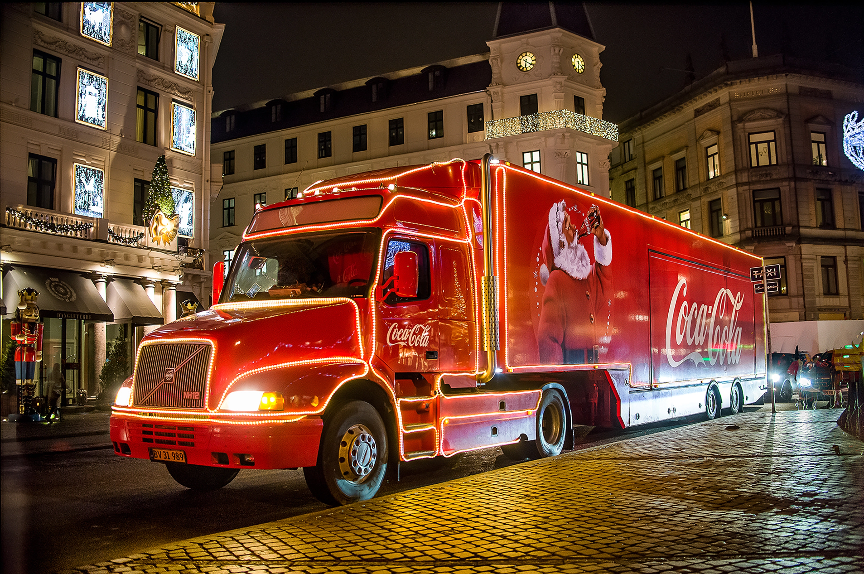 Nu kører Coca Cola-julelastbilen rundt til danske byer