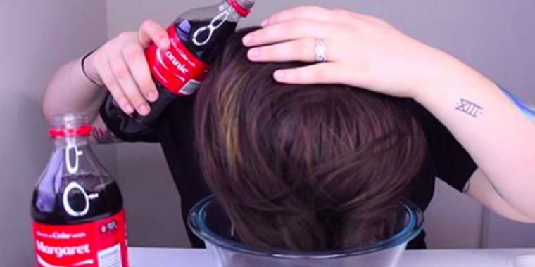 Hun hælder to flasker cola i håret – nu deler tusindvis hendes trick på nettet