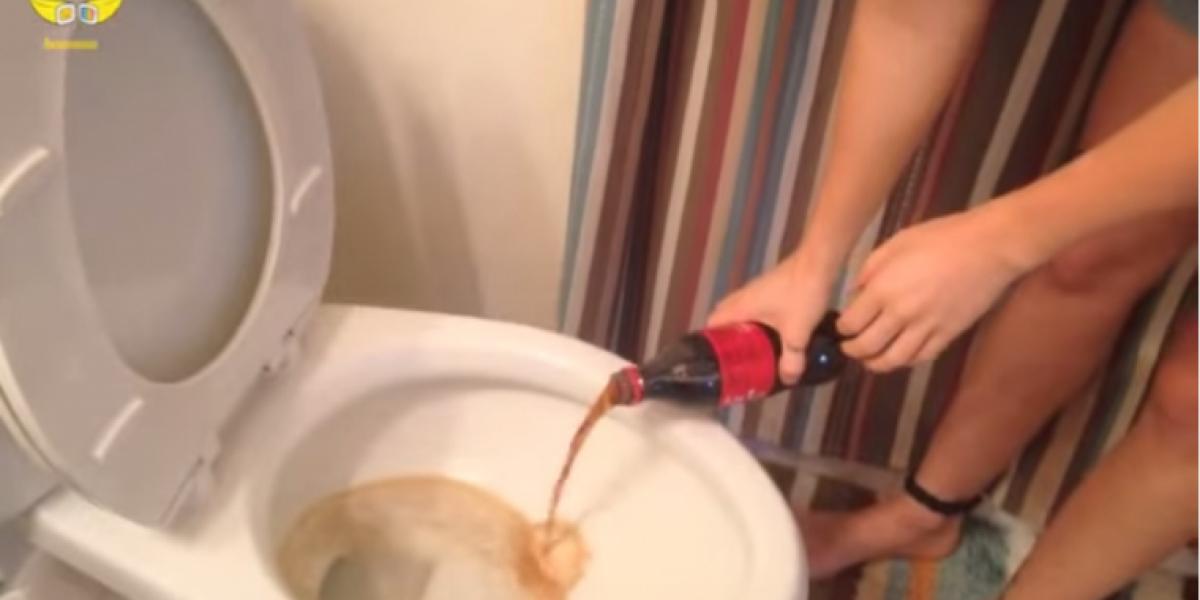 Hun tømmer en halv liter cola i toilettet – resultatet er chokerende