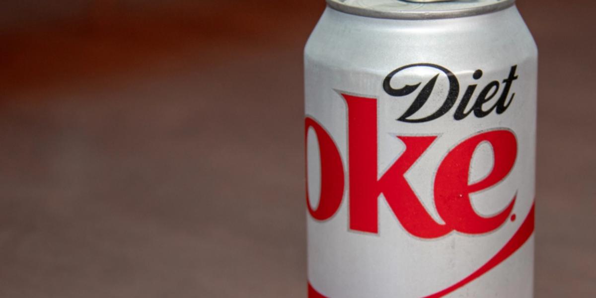 Stewardesse afslører: Derfor skal du ikke bestille en Cola Light når du flyver