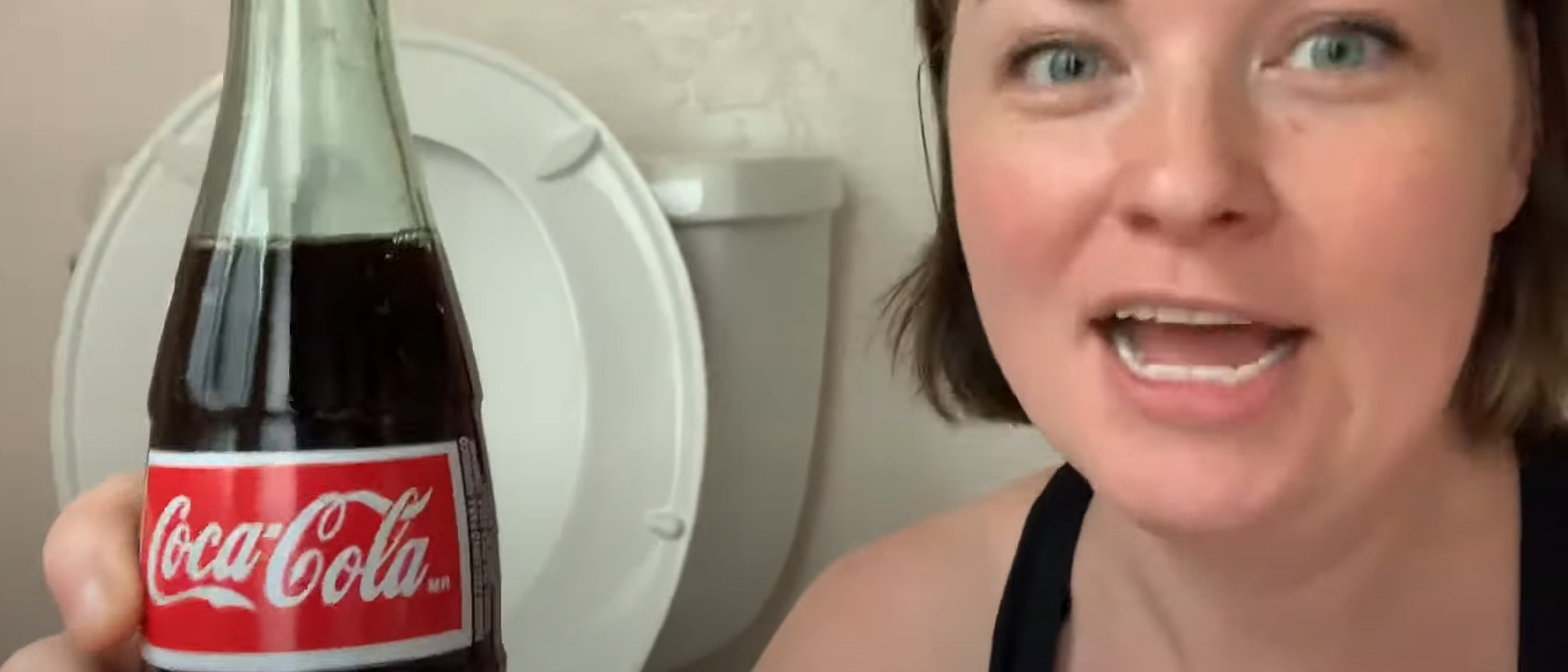 Hun tømmer en Coca-Cola i sit toilet: Resultatet er overraskende