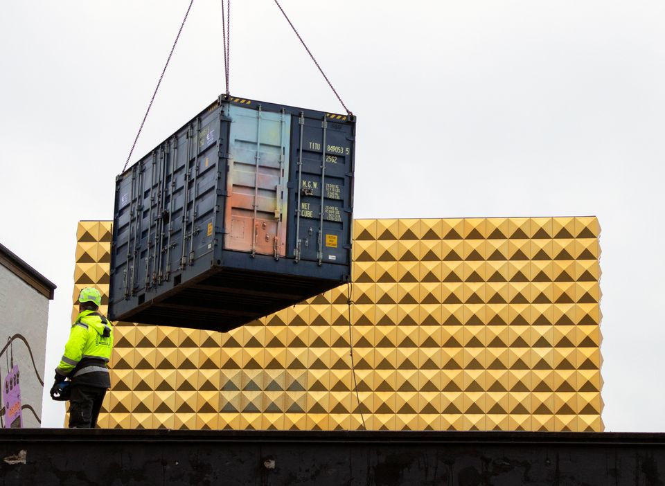 Det ligner en helt almindelig container – men bare vent til du ser den indeni