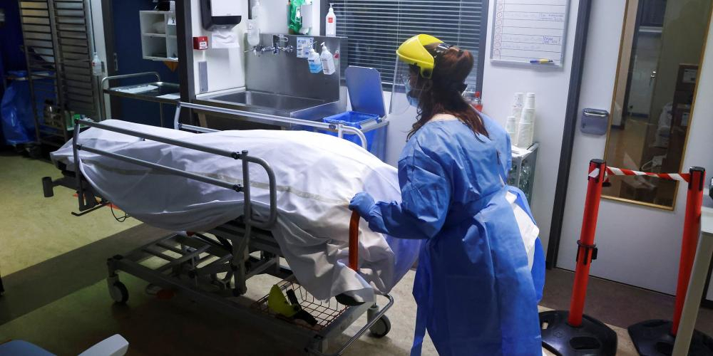 Professor undrer sig: “Corona er ikke ebola”