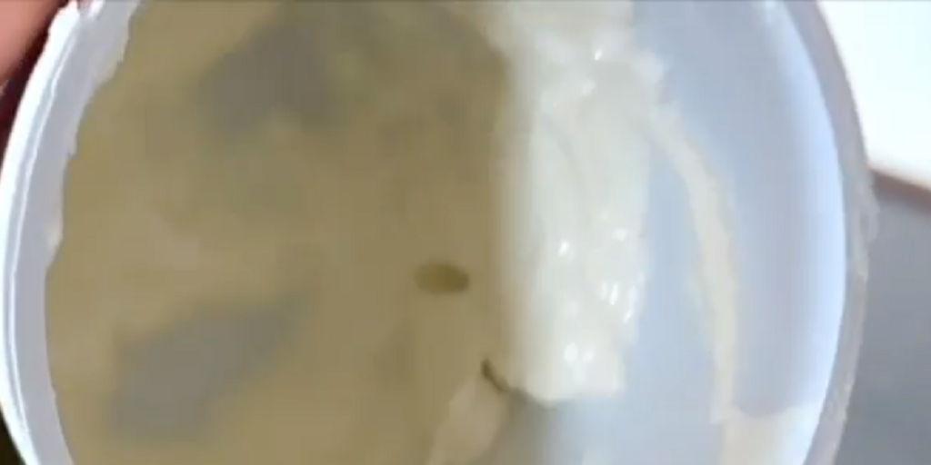 Få danskere ved det: Derfor skal du ikke smide yoghurt og creme ud når der er væske på toppen