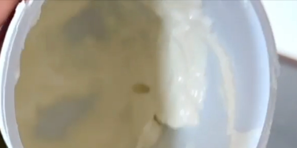 Få danskere ved det: Derfor skal du ikke smide yoghurt og creme ud når der er væske på toppen