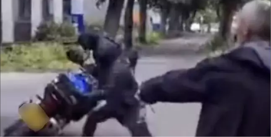 Maskerede tyve prøver at stjæle motorcykler: Men det går HELT galt