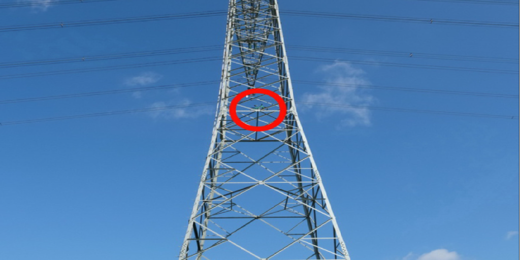 Mand kigger op på el-mast, da han ser noget underligt: Så ringer han straks til politiet