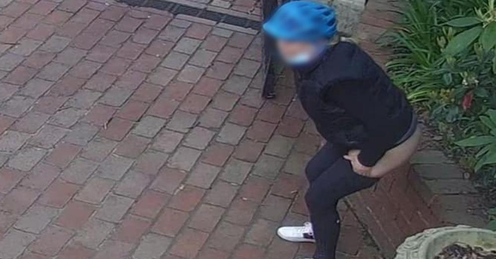 Cyklistens ulækre ‘gave’ i indkørsel fanget på kamera