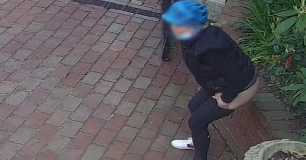 Cyklistens ulækre ‘gave’ i indkørsel fanget på kamera