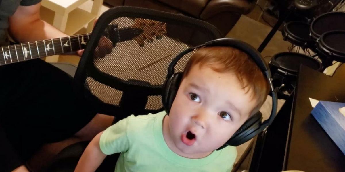 2-årige Daniel overtager fars mikrofon og synger Elvis-klassiker