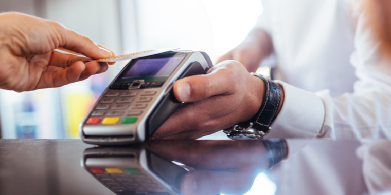 Kvinde låner sit dankort til sin søn: Det skulle hun aldrig have gjort