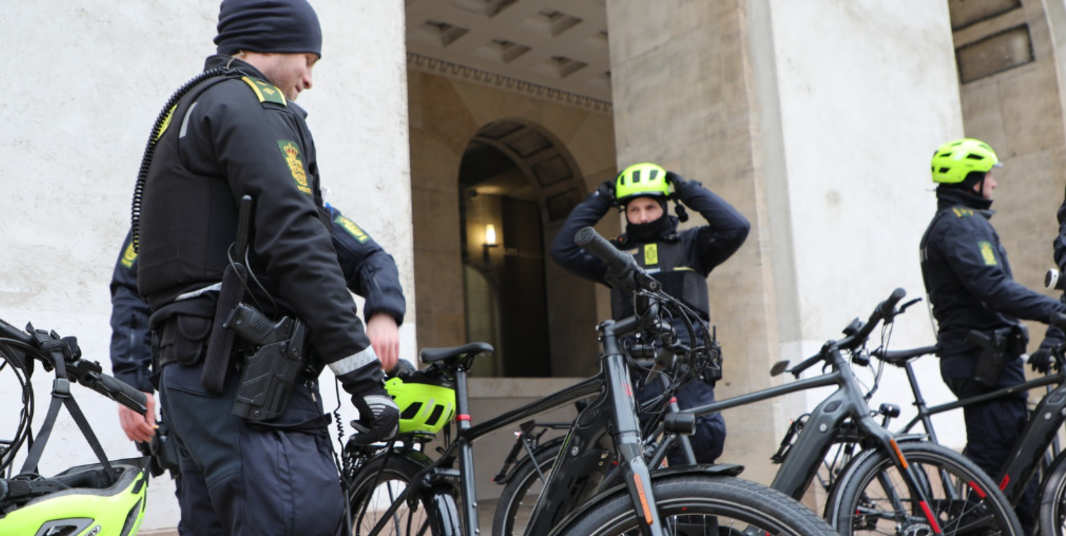 Betjente fra Københavns Politi trampede til: Indhentede biler og delte bøder ud på cykel