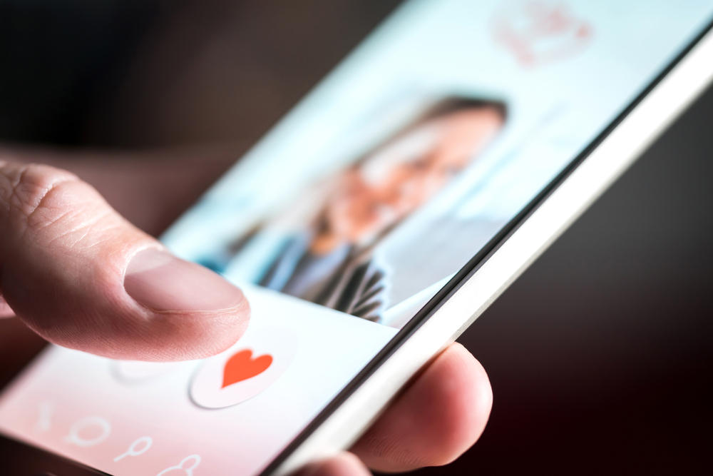 Par lancerer datingapp: Nu skal unge og ældre matches