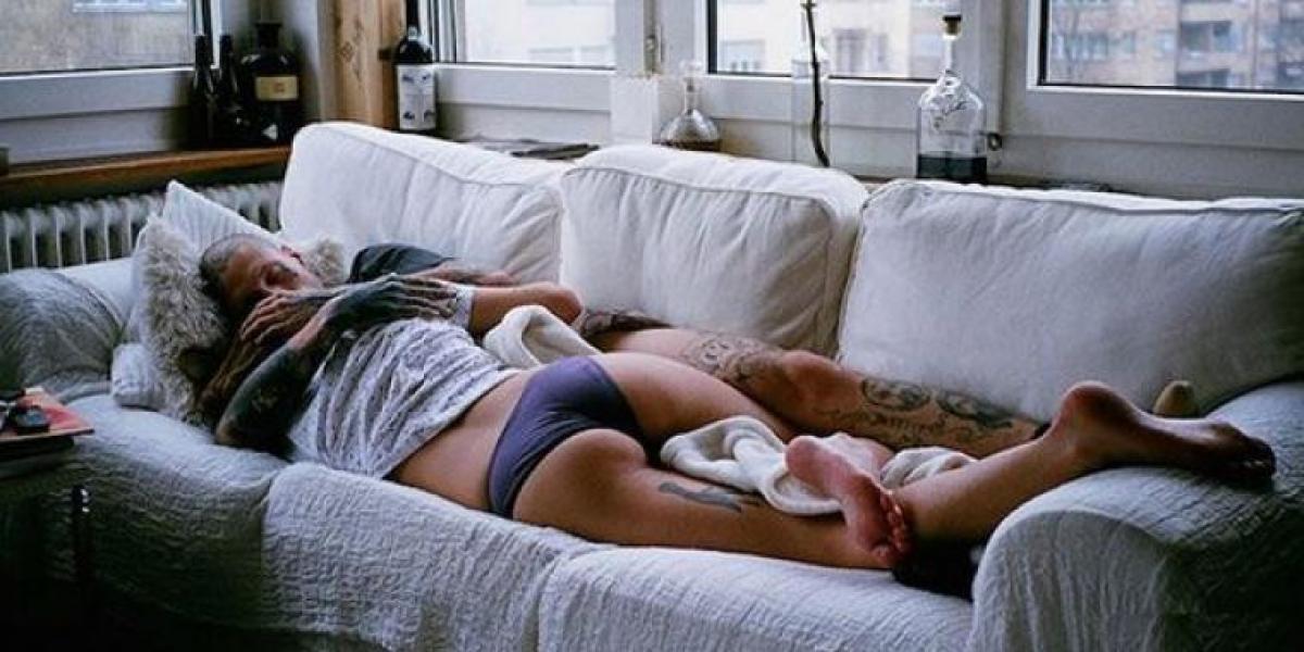 Far finder sin datter letpåklædt ved siden af en fremmed mand – alle kan lære noget af hans reaktion