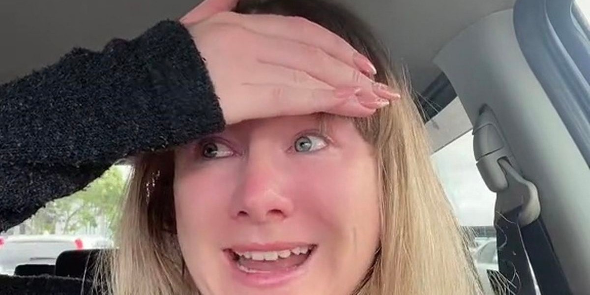 Grædende kvinde raser over forfærdelig frisure: ‘Mit hår er ødelagt’