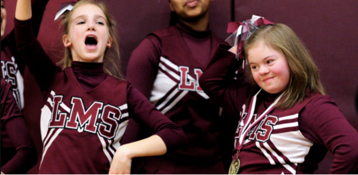 Der blev råbt ting efter cheerleaderen med Downs syndrom: Så gjorde basketball holdet noget smukt