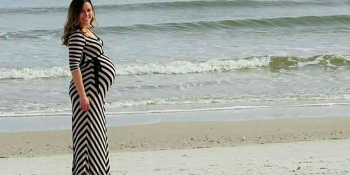 Far tager billede af højgravid kone på stranden, men pludseligt dukker der noget uventet op i baggrunden