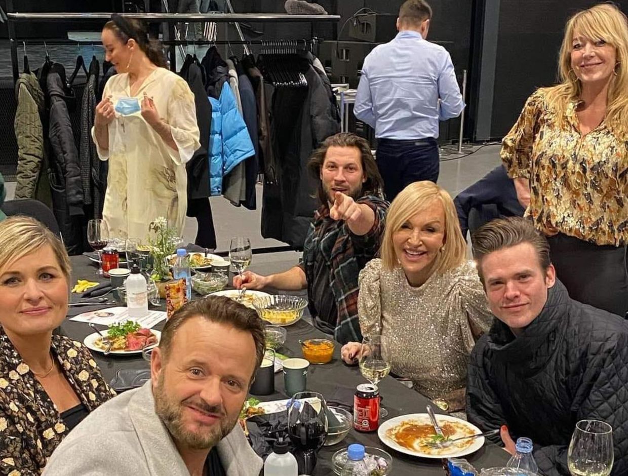 Billede med kendisser vækker stor forargelse: ‘Håber politiet kommer’