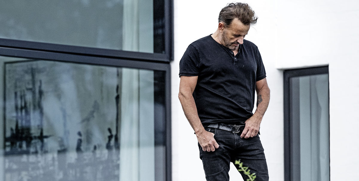 Nu advarer Dennis Knudsen