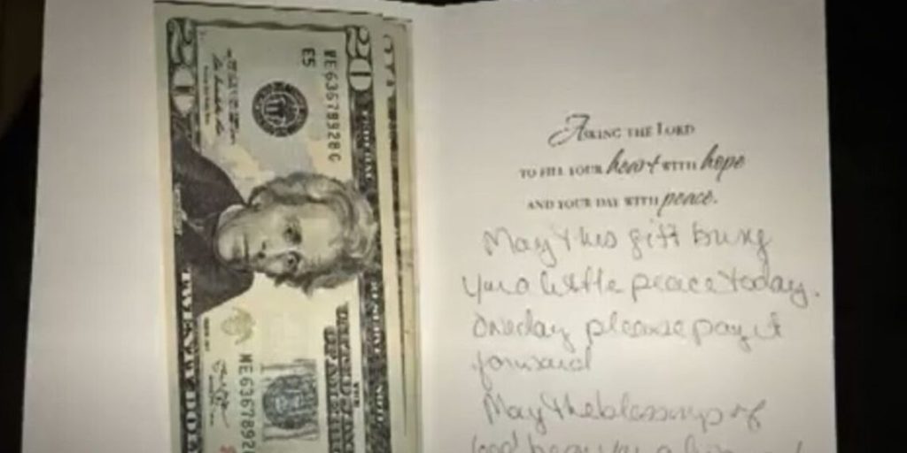 Julia finder pludselig konvolut på gaden med over 1000 kroner – men se så når hun læser beskeden og hårene rejser sig