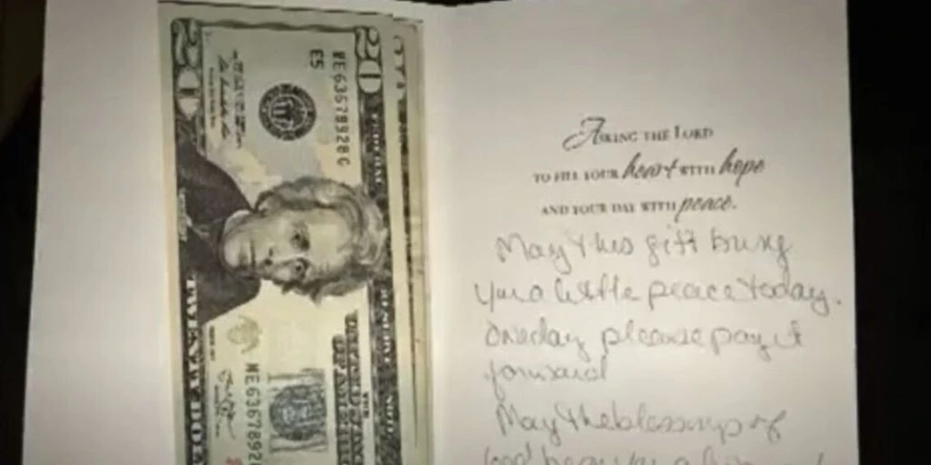 Julia finder pludselig konvolut på gaden med over 1000 kroner – men se så når hun læser beskeden og hårene rejser sig
