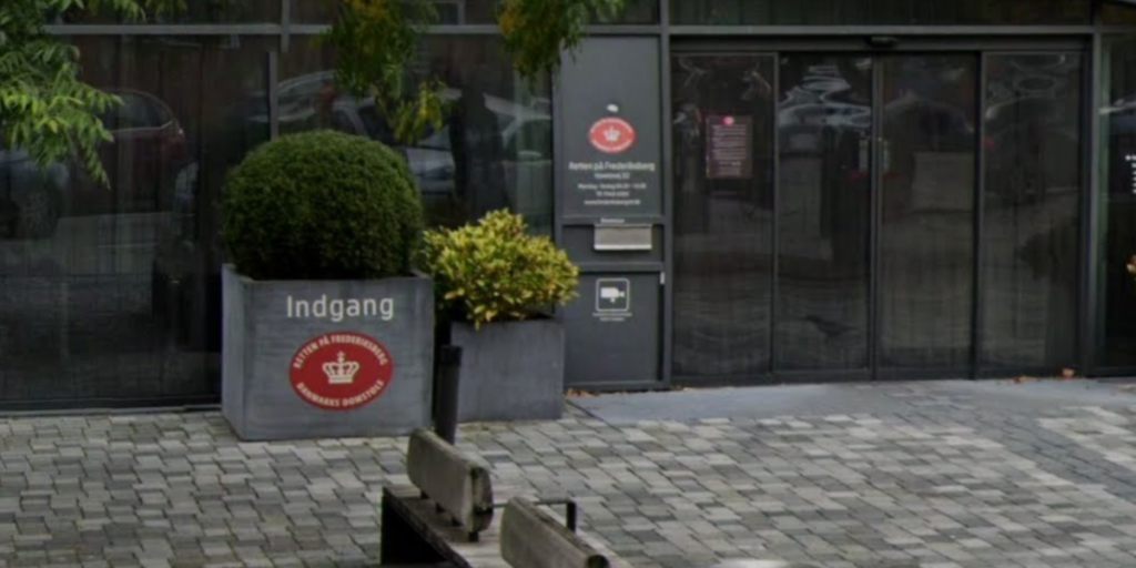 Vanvittige tiltaler i byretten: Skoleelev forsøgte at dræbe sin voldtægtsmand