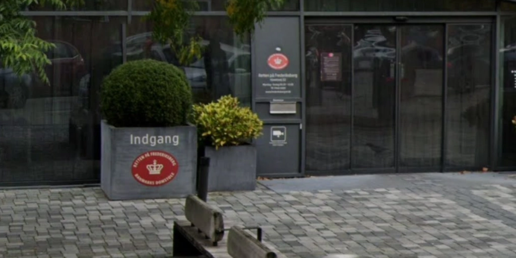 Vanvittige tiltaler i byretten: Skoleelev forsøgte at dræbe sin voldtægtsmand