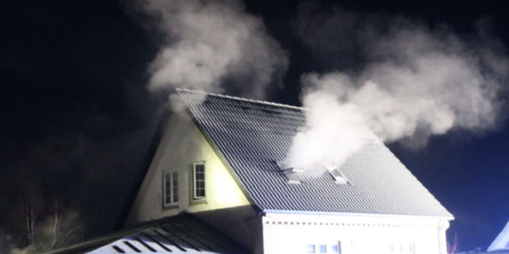 Brandvæsen hastet ud til villa: To hunde fanget i flammerne