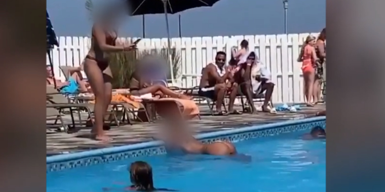 Video skiller vandene: Kvinde tager bikinibilleder i offentlig pool