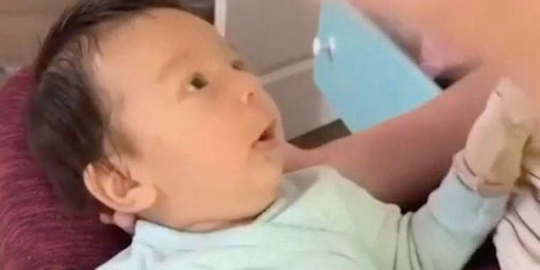 Mor er mundlam: 10 uger gammel baby siger ‘Jeg elsker dig’