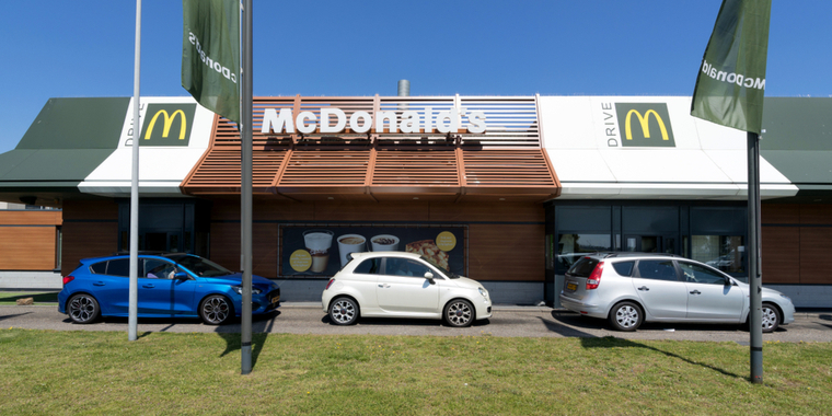 Kvinde blev dyttet af i McDonald’s-kø: Så fik hun en god ide