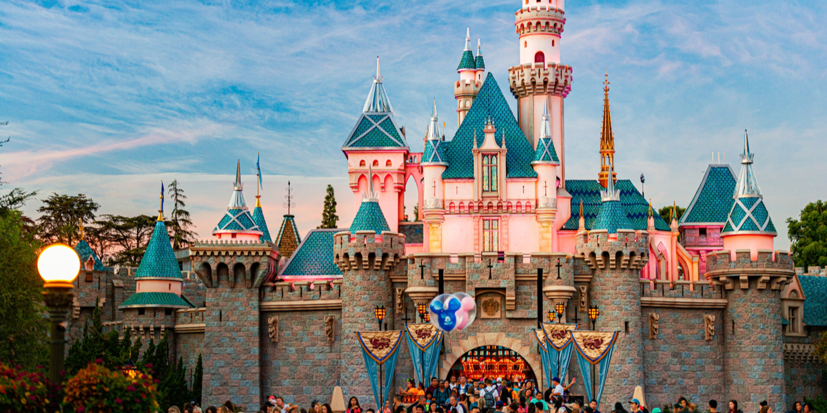 Milliardær betaler 10.000 medarbejdere og deres familiers tur til Disney World efter rekordår