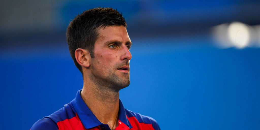Novak Djokovic raser inden kampen mod Holger Rune
