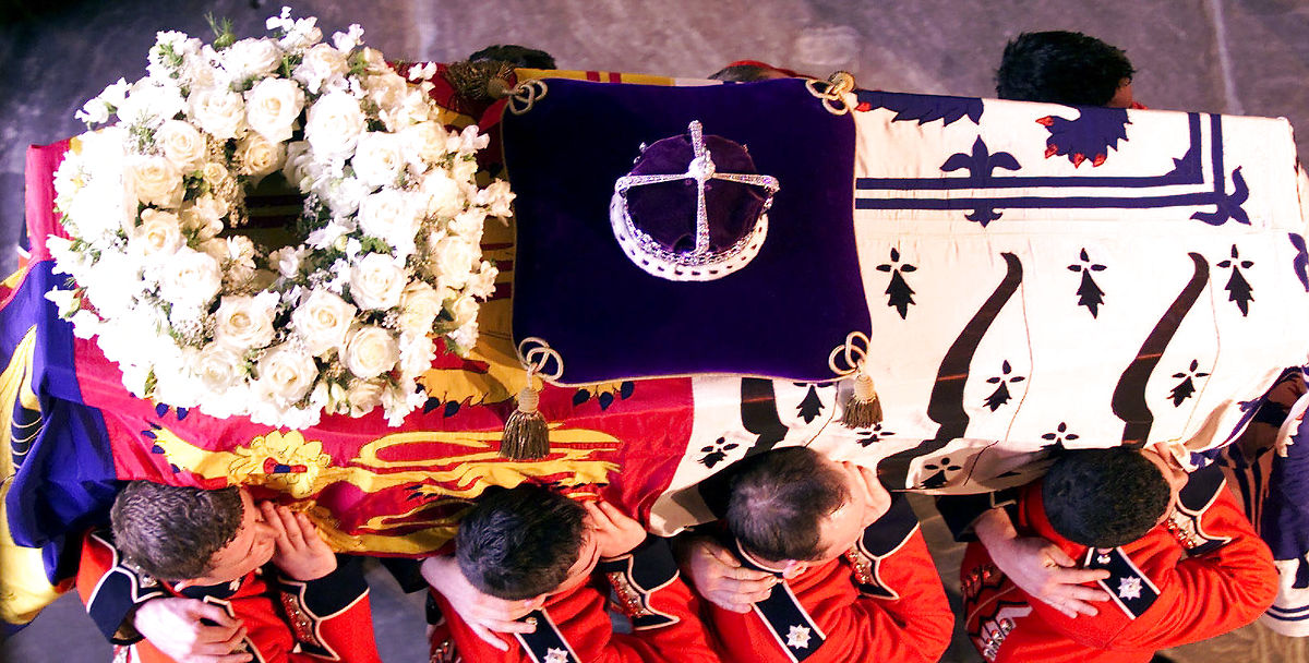 24 timers kø til at se dronning Elizabeth II: Mand anholdt for at røre kisten