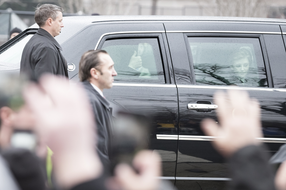 Se billedet: Teenagere byder Trump velkommen med gigantisk penis