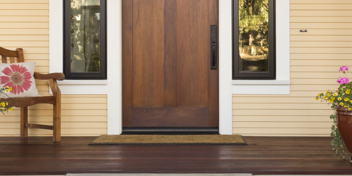 Kvinde raser: Naboen efterlod en uforskammet ‘gave’ foran hendes dør