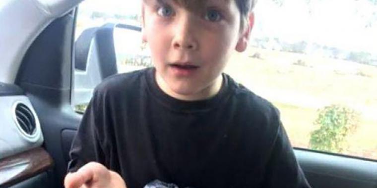 7-årig dreng opdager mystisk plasticpose i skraldespand: Spærrer øjnene op, da han ser indholdet