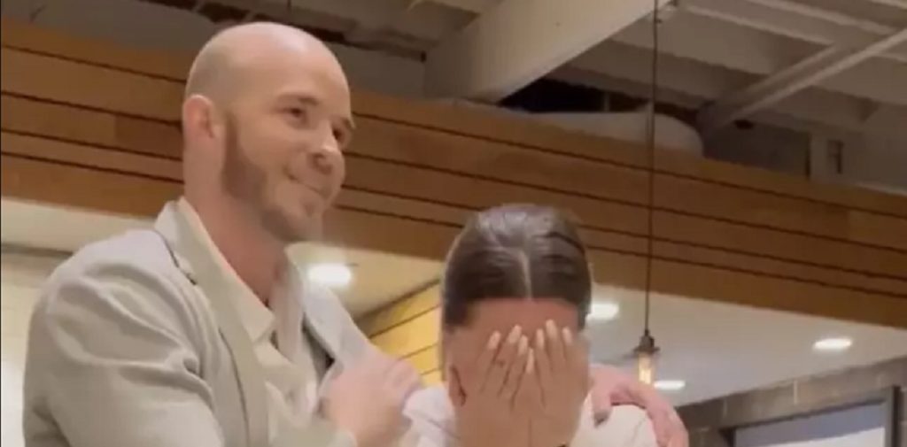 Tjener fyret efter at have modtaget drikkepenge fra gæster