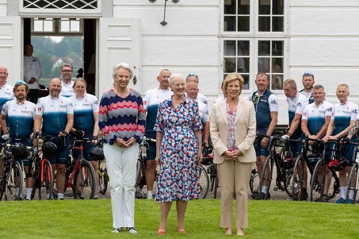 Nu reagerer dronningen