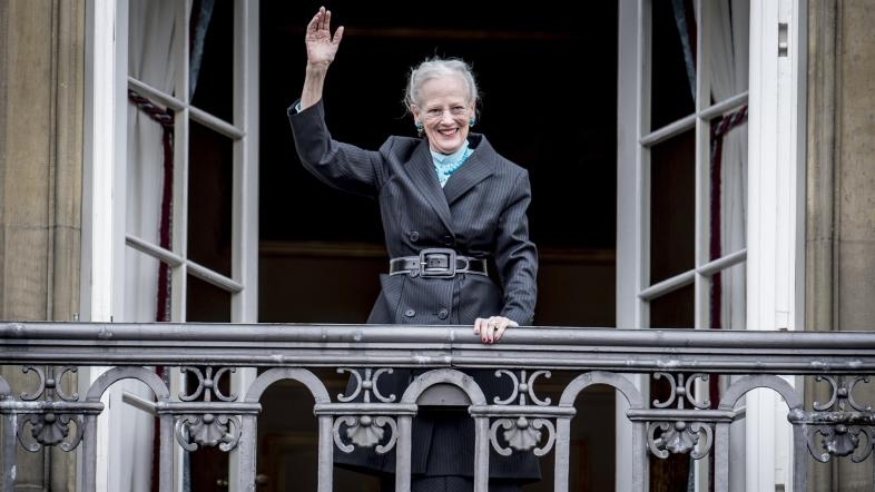 Margrethe med rørende gestus på Henriks fødselsdag: Ærer prinsen med særlig gave