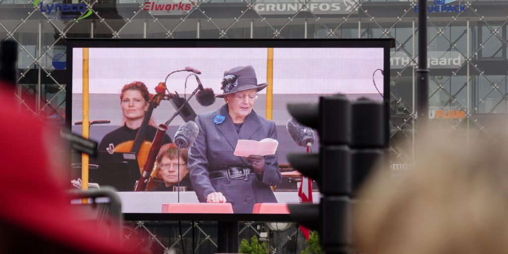 Dronning Margrethe overrasker: Se hendes hjemmelavede gave til Volodymyr Zelenskyy