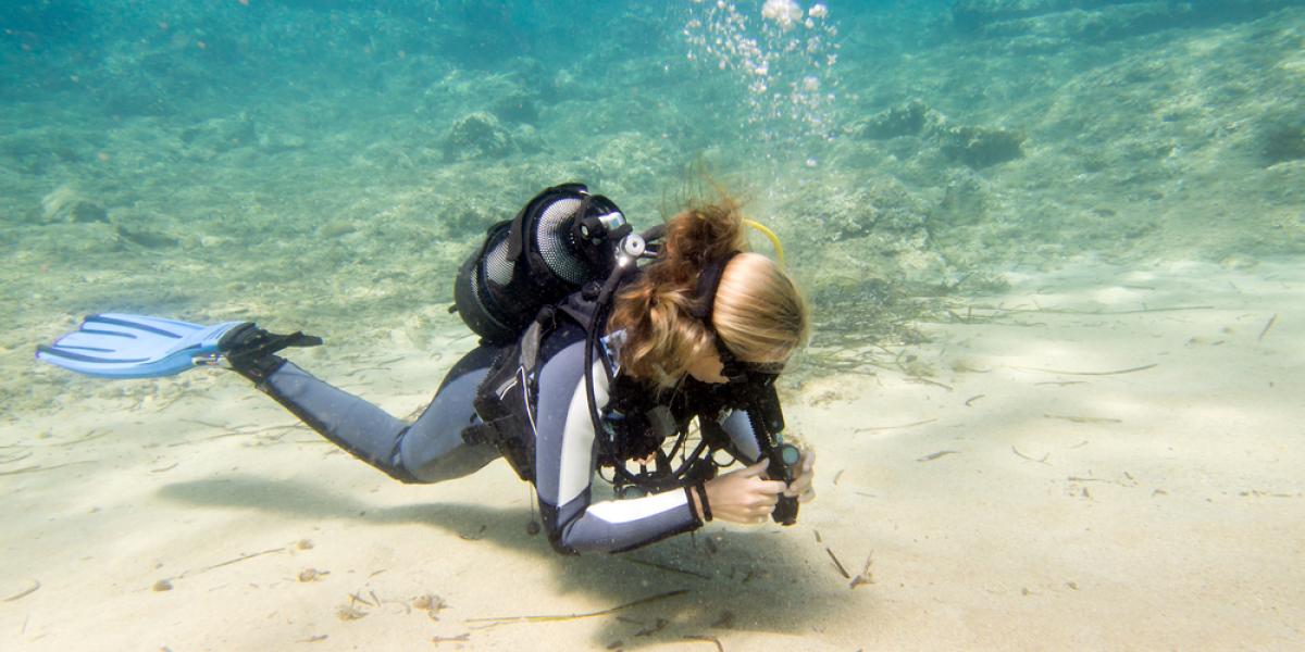 Dykker finder vielsesring fra 1979 på bunden af havet – så går hun på jagt efter ejeren