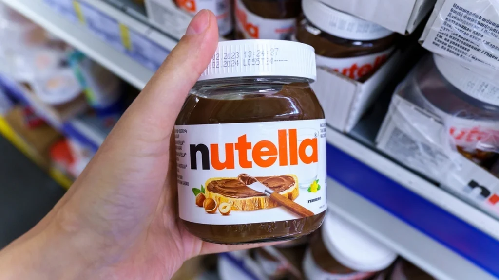 Dansk supermarkedskæde ‘tvunget’ til nyt tiltag: Nu ryger Nutella bag tremmer