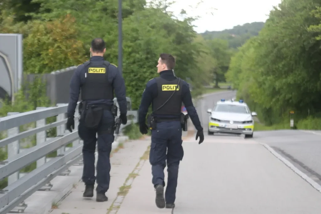 Nu er den gal igen: Bil ramt efter farligt stenkast fra motorvejsbro