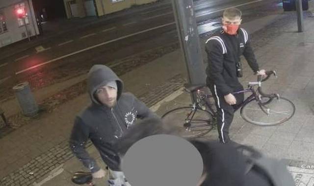Kan du genkende de maskerede mænd på racercykler: Nikkede skalle til kvinde og gav 17-årig tæsk